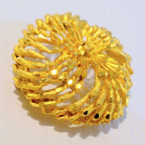 Vintage Brushed Gold Tone Diamond Cut Large Statement Brooch - Picture 2 of 4